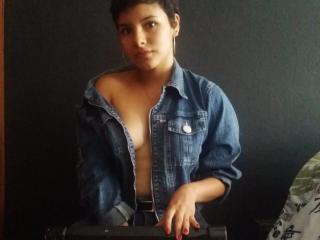 AliciaMorano - Show hard avec une Séduisante demoiselle sexy rasée sur le site Xlovecam 