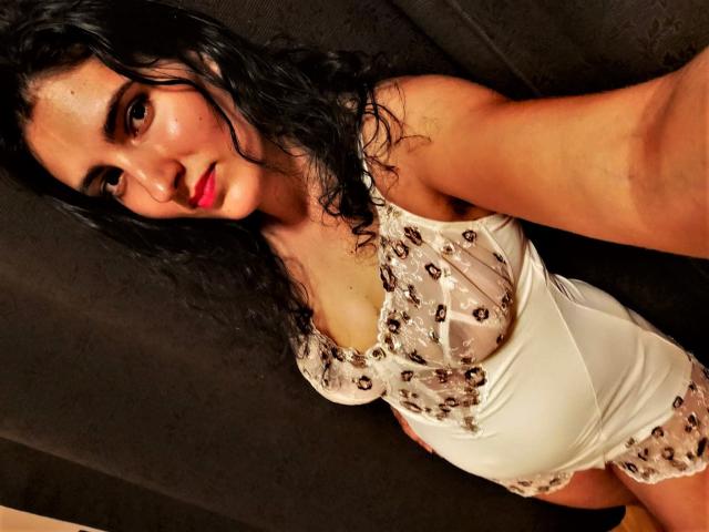 AddictedToUTS - Cam sex avec cette Transsexuel brune foncé sur le site Xlovecam 