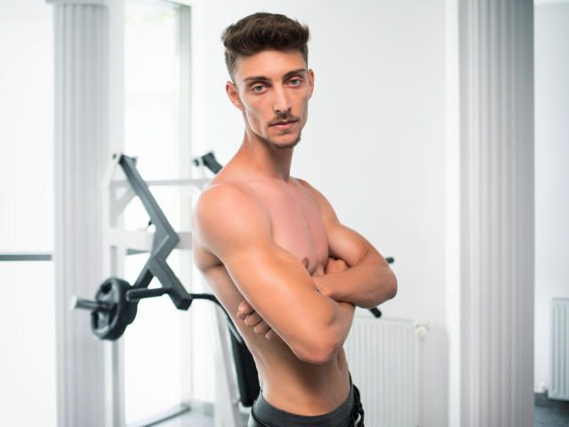 LandonBlake - Live chat nude with a European Horny gay lads 