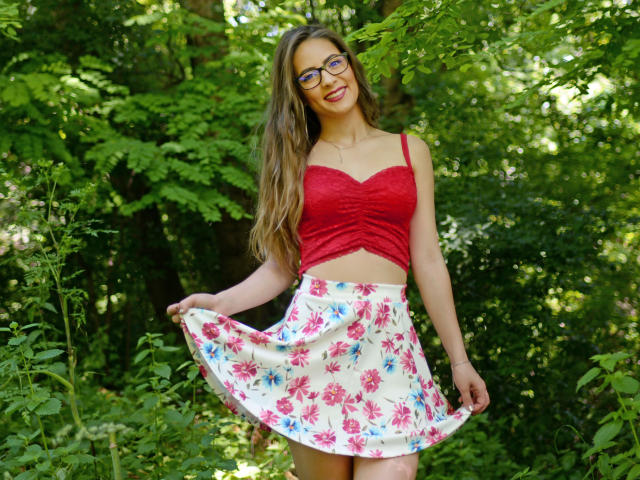 LucieDante - Chat cam sexe avec une étonnante jeune bombe hot avec des cheveux blonds ambrés sur la plateforme Xlovecam.com 