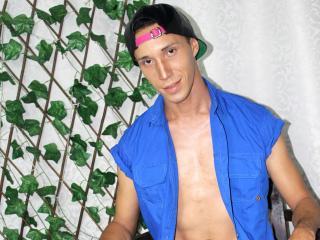 AngeloCassanova - Chat cam hard avec ce Gay avec un corps bien constitué sur la plateforme Xlovecam.com 