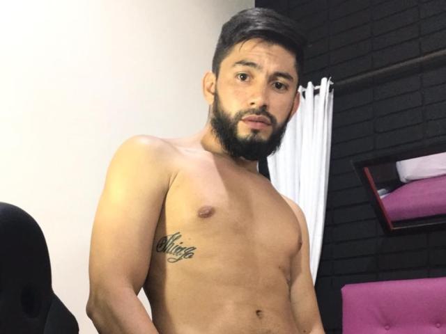 ChrisPrettyBoy - Chat porno avec ce Homme aux cheveux noirs sur la plateforme X Love Cam 