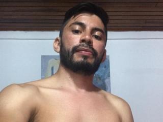 ChrisPrettyBoy - Live cam sexe avec ce Gay au sexe totalement poilu sur le site Xlove 