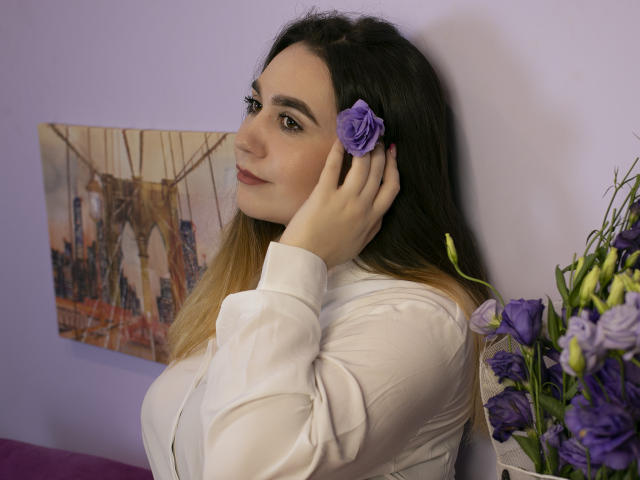LolaBlossom - Chat sexy with a thick chick Young lady 
