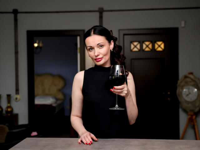 HotAlina - Webcam live porn avec une Femmes avec des cheveux bruns foncés sur le site Xlove 