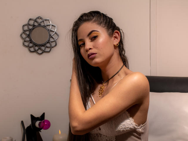 Hanna69X - Chat cam sexy with this black hair Hard babe 