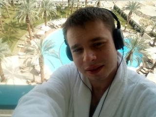 SunnyXHard - Web cam sex avec un Homo aux cheveux bruns  