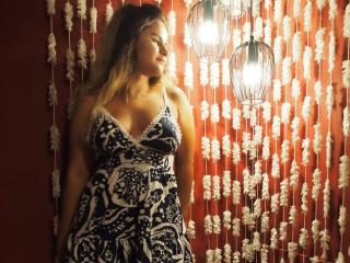 MayaLouise - Chat cam nude with this average body Hot 18+ teen woman 