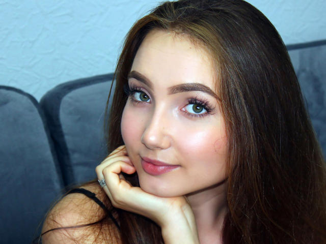 FlirtyKittyS - Webcam live hard avec cette Resplendissante jeune maîtresse french très sexy châtain clair  