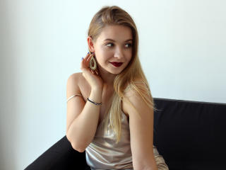 MiraEmerald - online chat sexy with this golden hair X young lady 
