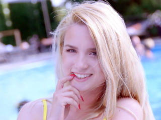 NivaRitzi - Webcam live xXx with this Hard babe with big bosoms 