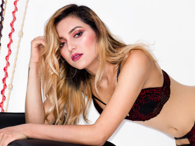 IvannaMiller - Cam porn avec cette étonnante femme latine sur Xlove 