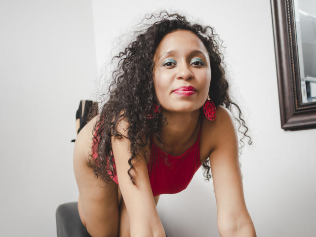 AdaBlank - Webcam porn avec cette Admirable jeune nana avec le sexe complètement épilé sur le site Xlove 