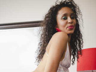 AdaBlank - Live chat xXx avec une Sacrée jeune créature à la chevelure noire  