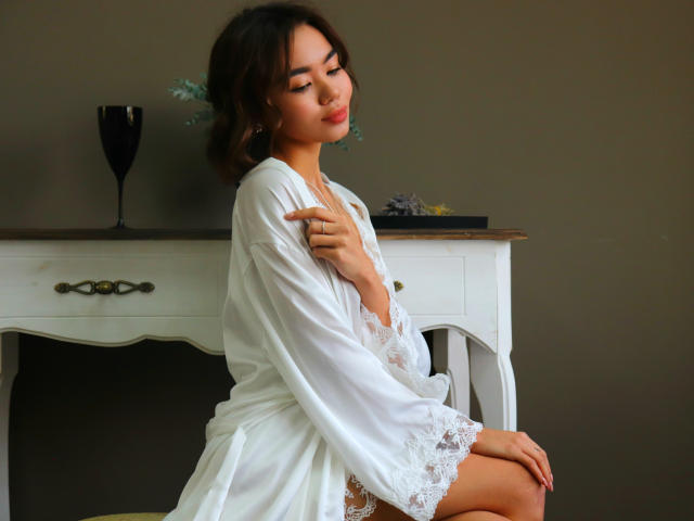 AsianNight - Web cam hot avec cette Très belle jeune fille french sexy à la chevelure châtain sur Xlovecam 
