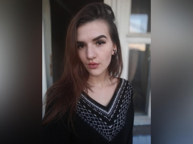 RitaPansies - Live cam hard avec une Sublime jeune maîtresse french très sexy avec des cheveux châtain clair sur le site Xlove 