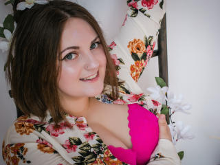 JulietSummer - Live cam x with this shaved genital area X young lady 