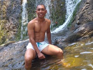 LeonXArdiente - Chat live sexy avec ce Homo aux cheveux noirs sur le site X Love Cam 