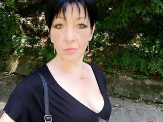 BestBeea - Show live exciting with this well built Hot MILF 