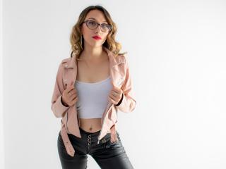 MeganLee - Chat excitant avec cette étonnante jeune bombe très sexy latine sur le site X Love Cam 