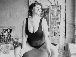 AliciaSkinner - Chat porno avec une Femme aux cheveux bruns sur la plateforme X Love Cam 