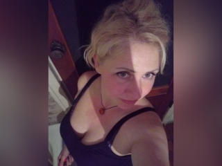 CharlotteXTasty - Spectacle porn avec cette Femme au décolleté idéal sur le service XloveCam 