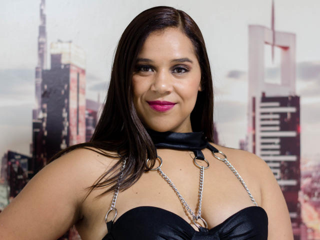 KurlyRose - Live cam sex with this shaved vagina Attractive woman 