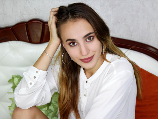 LindaFoxE - Spectacle excitant avec cette Séduisante jeune beauté ayant le sexe entièrement rasé  