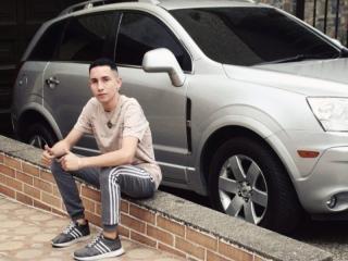 Cody - Live chat sex avec ce Gay ligne dans la moyenne sur la plateforme Xlovecam 