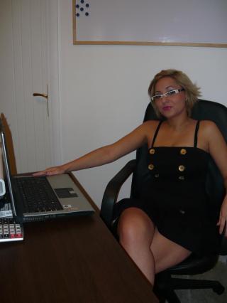 Romaniuk - Live sexe avec cette étonnante jeune maîtresse sexy aux cheveux dorés  