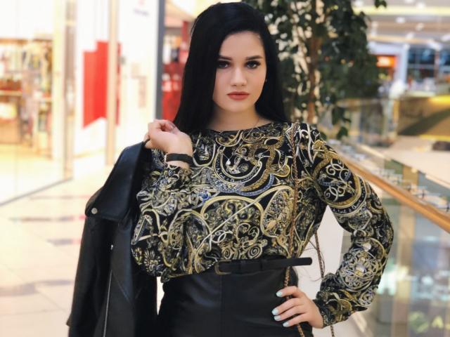 KristiTopX - Live xXx avec une bombe avec des cheveux bruns foncés sur la plateforme Xlove 