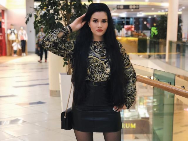 KristiTopX - Live sexe avec une Sacrée jeune camgirl french en chaleur au sexe complètement épilé sur la plateforme Xlovecam 