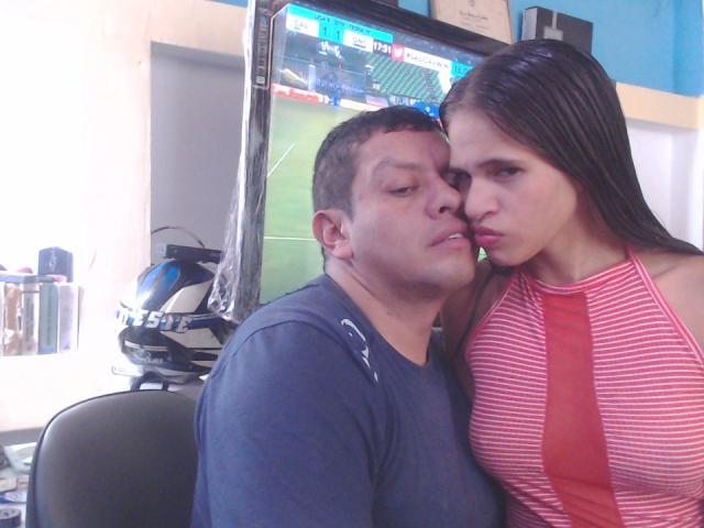 Pareja latina atractiva, con pechos pequeños y cabello largo castaño, se apoya en otra pareja latina atractiva, con cabello corto oscuro y una camisa azul, ambas parejas con aspecto molesto, frente a un televisor..