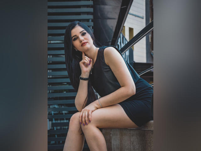 KristiTopX - Live cam intime avec une étonnante femme hot rasée sur Xlove 