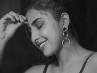 NiaQueenx - Webcam intime avec une Sublime jeune beauté française très sexy de type latino  