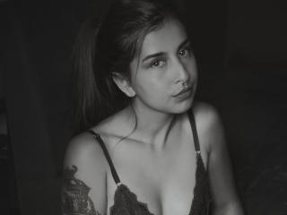 NiaQueenx - Live hot avec une Magnifique demoiselle française très sexy sans grosse poitrine sur le site XloveCam 