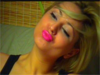 Romaniuk - Web cam porn avec une Sacrée jeune jeune camgirl sexy à la chevelure ensoleillée sur le site X Love Cam 