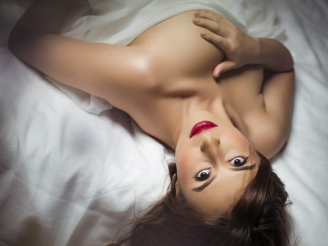 SensuaLatingirl - Webcam sex avec cette Séduisante beauté hot ayant le sexe entièrement tondu sur le site Xlove 