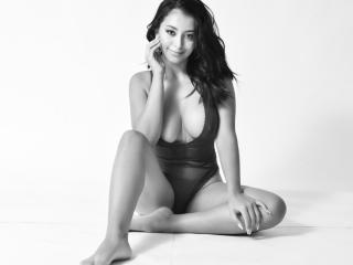 AmyHoneyCute - Webcam sex avec une Splendide demoiselle sexy latine sur le service XloveCam 