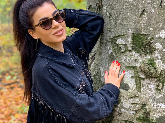 Laurainne - Chat xXx with a Hooters Exciting teen 18+ 