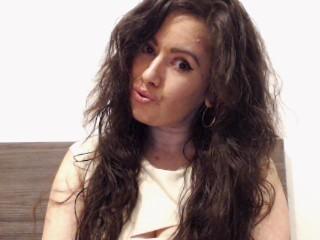 GoldySquirt - Live sex avec une Ravissante jeune nana en chaleur à la chatte complètement rasée sur Xlovecam.com 