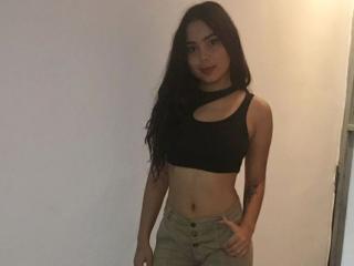 KhissaLove - Web cam sex avec cette Admirable fille française en chaleur latine sur le site XloveCam 