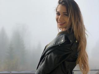 JolieRosse - Show excitant avec cette Magnifique jeune créature très sexy avec une belle paire de seins  