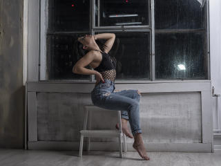 InnocentBela - Web cam sexy avec une Superbe jeune fille hot à petits bonnets à petits nichons sur Xlovecam 