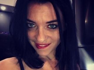 Adixia - Webcam live sexe avec cette Chaudasse à la chevelure noire  
