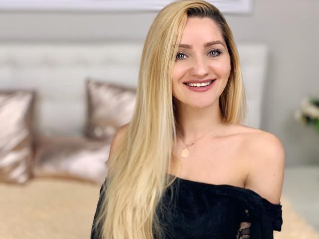 HannaDee - Chat live sex with this platinum hair Exciting 18+ teen woman 