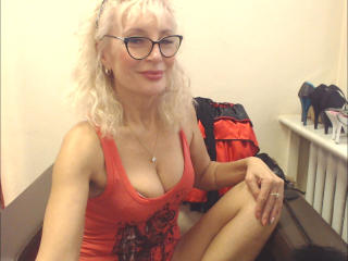 SexyNancyDixie - Chat live hot with a XXx mature with average boobs 