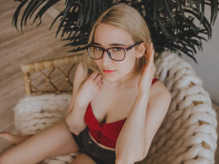 EllyCherrY - Chat hot with a Attractive woman with giant jugs 