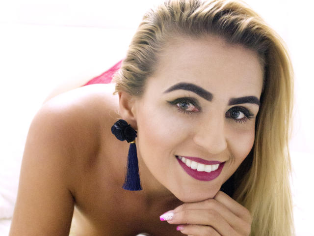SussanAbby - Show hot with a golden hair Gorgeous lady 