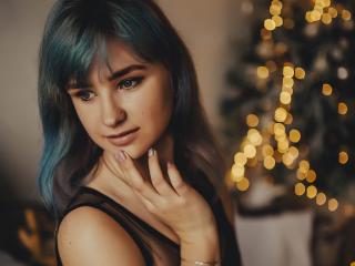 EmmaMilk - Chat live en direct avec une Fabuleuse jeune camgirl bien roulée à la crinière étincelante  